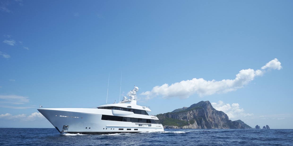 Yacht broker and dealer - the main differences