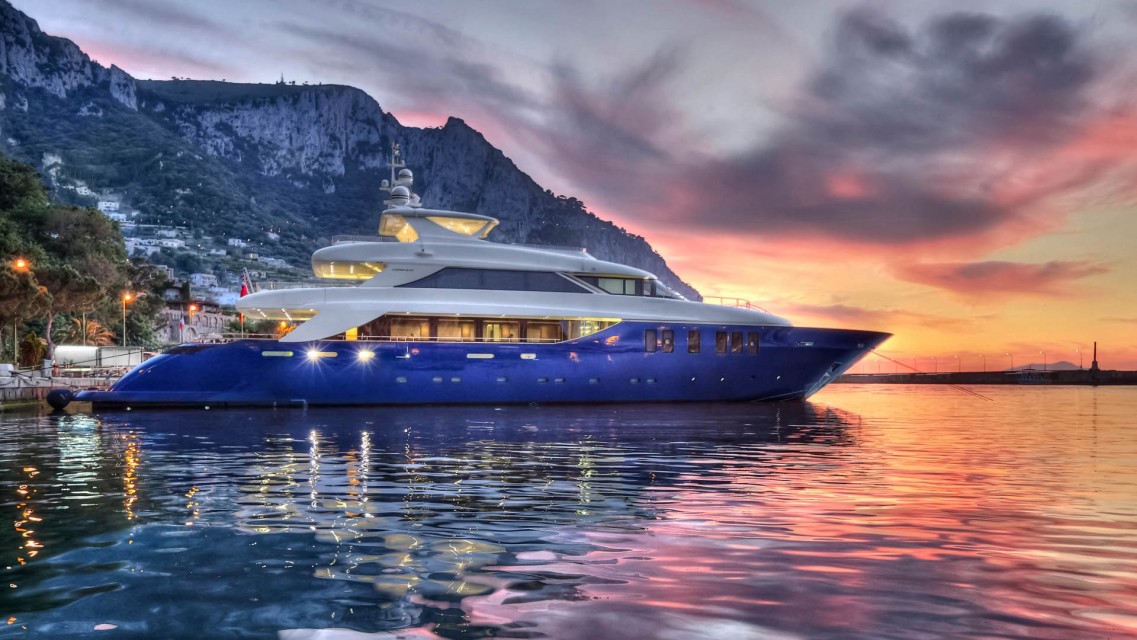 Who is a yacht broker and why is it needed when buying a yacht?