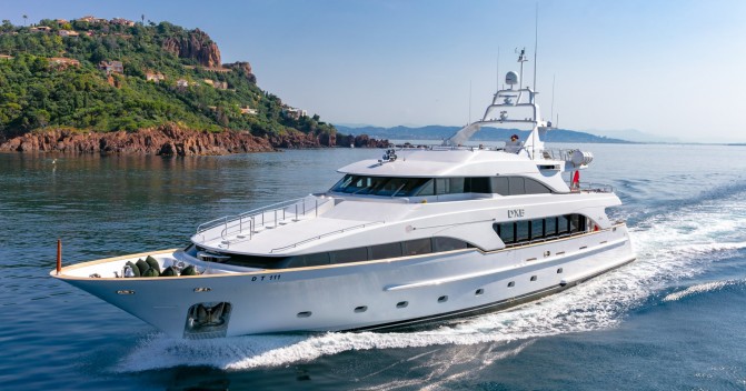 What material to choose a yacht from?