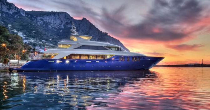 Who is a yacht broker and why is it needed when buying a yacht?